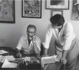  ?? MILWAUKEE JOURNAL SENTINEL ARCHIVES ?? Paul Iannelli (left) and Wally Rosso work on Festa Italiana preparatio­ns at the Italian Community Center.