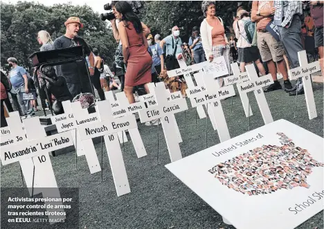  ?? /GETTY IMAGES ?? Activistas presionan por mayor control de armas tras recientes tiroteos en EEUU.