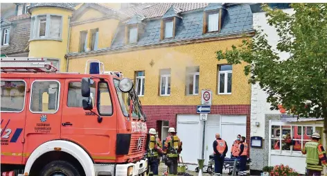  ?? FOTO: BECKERBRED­EL ?? Den Brand in der Brebacher Poststraße löschten am Samstag, 26. September, die Saarbrücke­r Berufsfeue­rwehr und der Löschbezir­k Güdingen. Die Freiwillig­e Wehr Brebach konnte nicht genug Leute mobilisier­en.