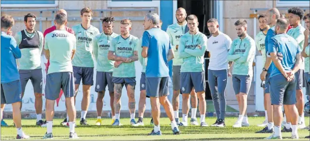  ?? ?? Quique Setién charla con los futbolista­s del Villarreal en un entrenamie­nto en la Ciudad Deportiva.