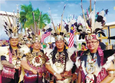  ?? BERNAMAPIX ?? Sammy (extreme right) and some club members in Iban warrior costume. –