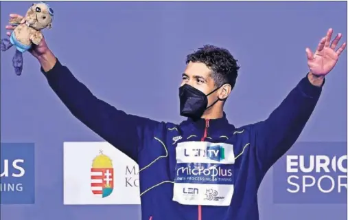  ??  ?? Hugo González, en el podio de una de las tres pruebas en las que ganó una medala en el Europeo de Natación de Budapest que acabó ayer.