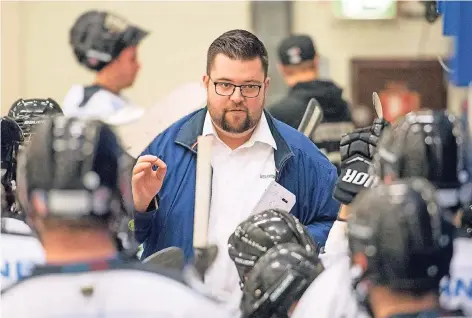  ?? FOTO: TANJA PICKARTZ ?? Ducks-Trainer Gordon Kindler bedauert den Abgang von Dominick Thum und muss nun seine Defensive umstellen.