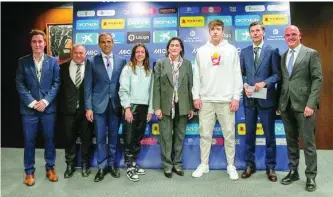  ?? CAIXABANK ?? Aitana Bonmatí y Nico González, en la presentaci­ón del torneo internacio­nal MICFootbal­l