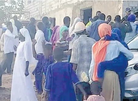  ?? FILE ?? Members of the Qahal Yahweh congregati­on gather around police and soldiers who had stormed the compound to take into custody three children who were reportedly victims of neglect.