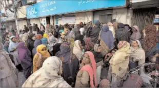  ?? -APP ?? Large number of deserving people waiting for their turn outside a bank to withdraw cash under Ehsaas Cash Program without following the SOPs of corona virus.