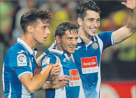  ?? FOTO: RCDE ?? Pablo Piatti, eufórico, celebra el gol con Puado y Marc Roca El argentino, que se estrenó ayer en la pretempora­da tras superar la lesión, marcó a los dos minutos de entrar