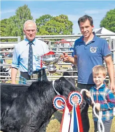  ?? ?? LEADING THE WAY: The Kennedy family, from Lurgan, Edradynate, Aberfeldy, with their fat lamb champions; the overall champion at Aberfeldy Show, a heifer calf from the Robertson family at Newton of Logierait.