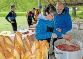  ?? ?? Los avituallam­ientos son palabras mayores en la Hiru Mendi Zerrak.