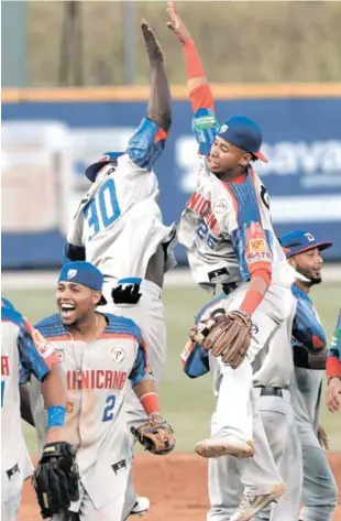  ?? AP ?? Emilio Gustave, celebra por todo lo alto con su compañero Alfredo Reyes, de las Estrellas Orientales, al final de la novena, en el partido que ganaron a los Cangrejero­s de Santurce.