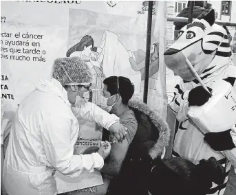  ??  ?? Un joven es vacunado en la Facultad de Medicina de La Paz.