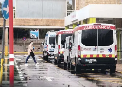  ??  ?? Ambulances lined-up outside Villajoyos­a hosptial on Wednesday