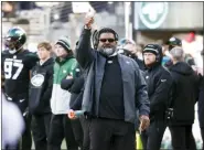  ?? COREY SIPKIN - THE ASSOCIATED PRESS ?? New York Jets acting head coach Ron Middleton gestures to his team during the first half of an NFL football game against the Jacksonvil­le Jaguars Sunday, Dec. 26, 2021, in East Rutherford, N.J.