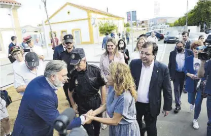  ?? TONI GUDIEL ?? El alcalde de Plasencia, Fernando Pizarro, saluda a la ministra de Transporte, este pasado jueves en Plasencia.