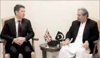  ?? -APP ?? Federal Minister for Education and Profession­al Training, Shafqat Mahmood talking with the British High Commission­er Dr Christian Turner who called on him.