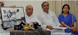  ?? — BUNNY SMITH ?? Former Congress MLA Mangat Ram Singhal (left) at a press conference over distributi­on of tickets for MCD elections in New Delhi on Wednesday.