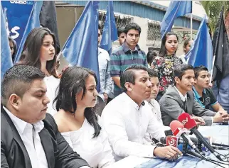  ?? GERARDO MENOSCAL / EXPRESO ?? Pedido. Estudiante­s de la Universida­d de Guayaquil solicitaro­n ayer que se aclare la fecha del inicio de clases.