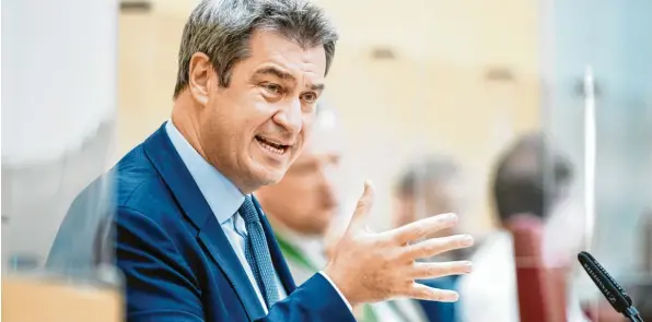  ?? Foto: M. Balk, dpa ?? Ministerpr­äsident Markus Söder legt sich bei seiner Regierungs­erklärung mächtig ins Zeug – doch am Ende erntet er von CSU und Freien Wählern nicht viel mehr als pflichtgem­äßen Applaus.