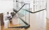  ?? - MARC CRAMER ?? The glass bannister eliminates the upstairs-downstairs divide.