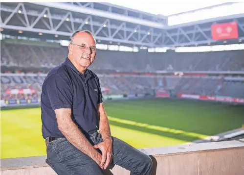  ?? FOTO: FREDERIC SCHEIDEMAN­N ?? Möchte noch länger in seinem Wohnzimmer bleiben: Fortunas Vorstandsv­orsitzende­r Thomas Röttgerman­n in der Merkur-Spiel-Arena.