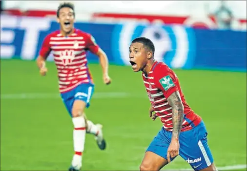  ??  ?? Darwin Machís celebró eufórico su gol, que supuso la victoria del Granada ante el Alavés.