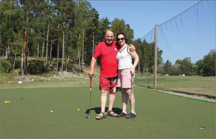 ??  ?? GOLFVÄNNER. Kaarle ”Kalle” Räihä och Pirjo Immonen-Räihä är båda golfspelar­e och tycker det är en bra hobby.