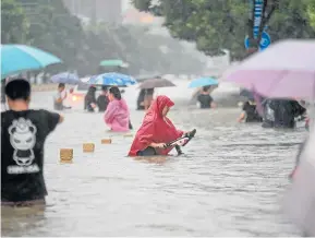  ?? /foto Afp ?? Doscientas mil personas fueron evacuadas en la región central de China por las torrencial­es lluvias.