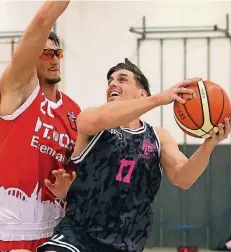  ?? FOTO: UM (ARCHIV) ?? FBL-Spieler Jakob Knieper (r.) im Duell mit Leichlinge­ns Patrick Braun beim DerbySieg der Leverkusen­er vergangene­n Monat.