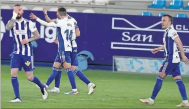  ??  ?? Sielva celebra el gol que dio la victoria a la Ponferradi­na ante el Mirandés.