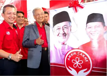  ?? — Bernama photo ?? Dr Mahathir launches the Terengganu office of Parti Pribumi Bersatu Malaysia.