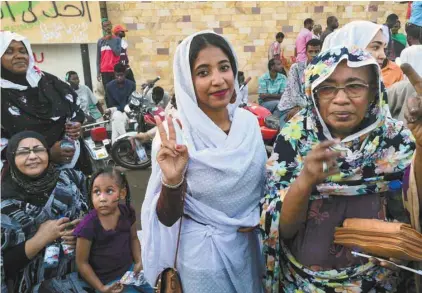  ?? AGENCE FRANCE-PRESSE ?? En quelques jours, Alaa Salah (centre) est devenue le visage de la révolte populaire au Soudan. Dans une vidéo abondament relayée sur les réseaux sociaux, on la voit en train de chanter et de danser au cours d’une manifestat­ion. Son image est maintenant reproduite sur des panneaux d’affichage, par des graffitis et en ligne.