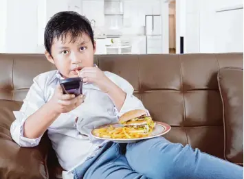  ?? Foto: Creativa Images, Fotolia ?? Fernsehwer­bung kann Kinder dazu bewegen, Dinge zu essen, die ihnen vielleicht gar nicht schmecken, oder die die Eltern verbo ten haben. Das lässt sie dick werden.