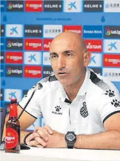  ?? //RCDESPANYO­L ?? Abelardo pasa balance antes de empezar a jugar