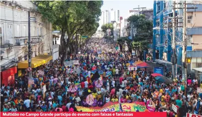  ??  ?? Multidão no Campo Grande participa do evento com faixas e fantasias