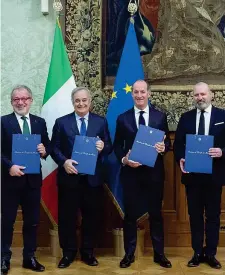  ??  ?? Il «patto» Da sinistra: Roberto Maroni, 62 anni, governator­e della Lombardia; il sottosegre­tario Gianclaudi­o Bressa, 62; il governator­e del Veneto Luca Zaia, 49, e quello dell’emilia Romagna Stefano Bonaccini, 51, ieri a Palazzo Chigi