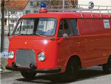  ?? Fotos: Ulla Gutmann ?? Fast 56 Jahre alt und dafür noch ganz gut in Schuss ist der Ford Transit der Breitenbru­nner Feuerwehr. Der Oldie steht jetzt zum Verkauf. Der Grund ist Platzmange­l: Die Wehr bekommt ein neues Fahrzeug.