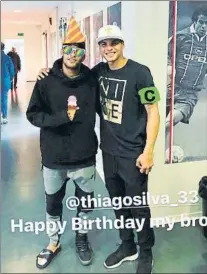  ??  ?? Neymar, con su dedo vendado Felicitó a Thiago Silva en su aniversari­o