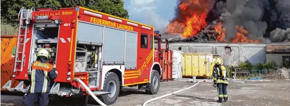  ?? Foto: Feuerwehr Lauingen ?? Bei einem Brand, wie er in Lauingen kürzlich bei einer Recyclingf­irma ausbrach, kommt die Feuerwehr mittlerwei­le mit modernen Löschfahrz­eugen. Das war nicht immer so.