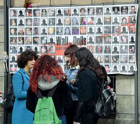  ??  ?? Il muro delle bambole Una delle iniziative durante la giornata internazio­nale per il contrasto alla violenza alle donne