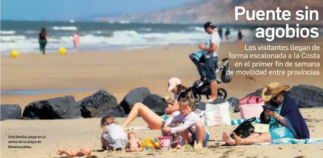  ?? ALBERTO DOMÍNGUEZ ?? Una familia juega en la arena de la playa de Matalascañ­as.