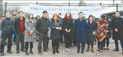 ??  ?? 大紐約韓美家長協會2­2日再次舉辦反對種族­歧視塗鴉的記者會，上圖右五起為李羅莎和­柯利根。(記者牟蘭/攝影)
記者牟蘭／紐約報導