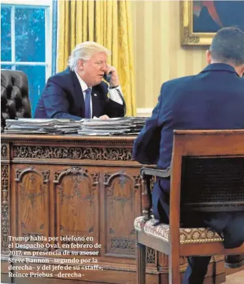  ??  ?? Trump habla por teléfono en el Despacho Oval, en febrero de 2017, en presencia de su asesor Steve Bannon –segundo por la derecha– y del jefe de su «staff», Reince Priebus –derecha–