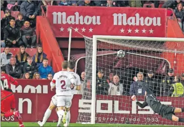  ??  ?? Qasmi, delantero del Rayo Vallecano, en el único tanto de los visitantes en el Carlos Belmonte.