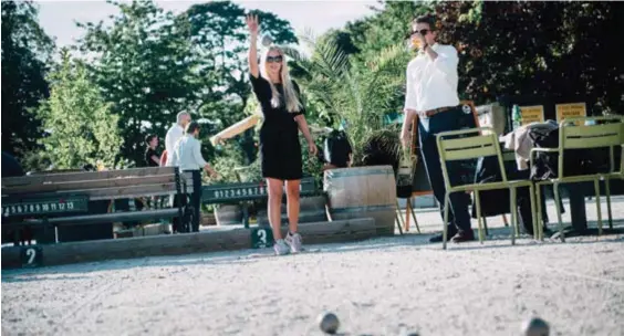  ?? FOTO: SACHARIAS KÄLLDÉN ?? BOULE.
Malin Roxström, 24 och David Malmgren, 25 spelar boule. ”Det är skitbra här, men man ska gå hit en måndag. På fredagar är det smockfullt”.