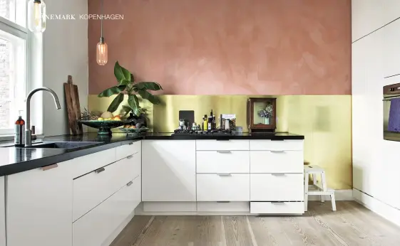  ??  ?? Die Wand zwischen Küche und Esszimmer wurde vom vorherigen Besitzer entfernt. Eine rosa Umbra-Farbe und Messing prägen den Stil.