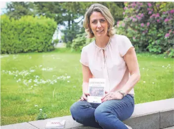  ?? FOTO: HANS-JÜRGEN BAUER ?? Vera Kerick lebt mit ihrer Familie heute in Meerbusch und arbeitet im Moment an ihrem dritten Roman. Sie wünscht sich, möglichst viele Leser zu erreichen.
