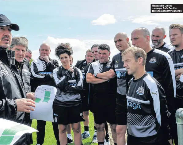  ??  ?? Newcastle United manager Rafa Benitez talks to academy coaches