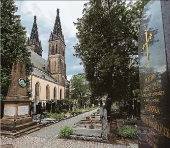  ?? Foto: Michal Sváček, MAFRA ?? Hřbitov celebrit Na Vyšehradsk­ém hřbitově leží známé osobnosti české historie. Slavín je ovšem jen jeho část.