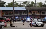  ?? AP PHOTO BY TORI SCHNEIDER ?? Police investigat­ors work the scene of a shooting, Friday, Nov. 2, in Tallahasse­e, Fla.