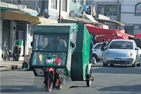  ?? ?? Los mototaxis que operan en Toluca lo hacen sin permisos; los choferes se niegan a migrar al uso de la bicicleta, pues la gente no las acepta, señalan.